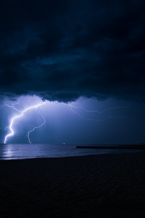 Gratis stockfoto met blikseminslag, gebied met water, kust