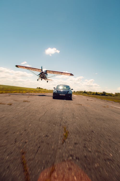 Foto profissional grátis de aeronave, alcatrão, automóvel