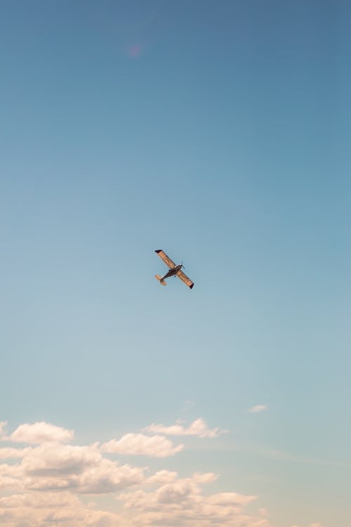 Foto d'estoc gratuïta de ales d'avió, alt, aviació