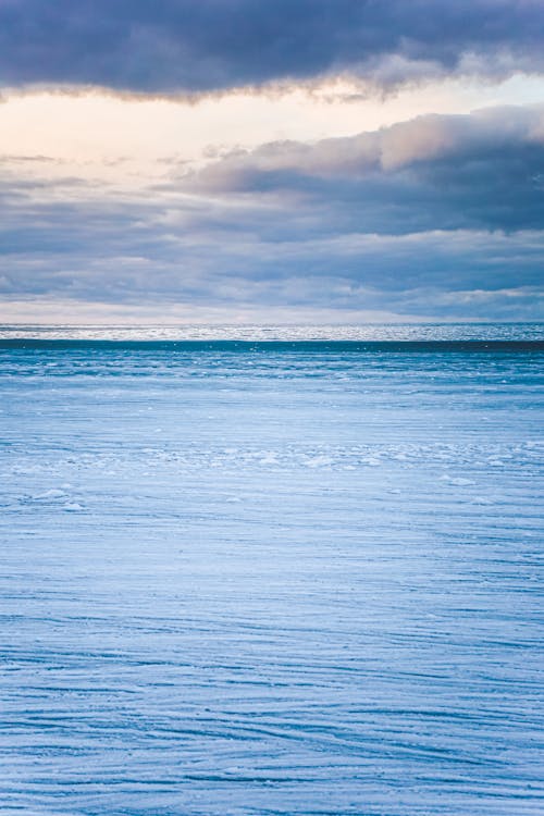 Immagine gratuita di cielo coperto, cielo drammatico, mare