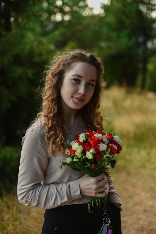 Kostenloses Stock Foto zu blumen, blumenstrauß, frau