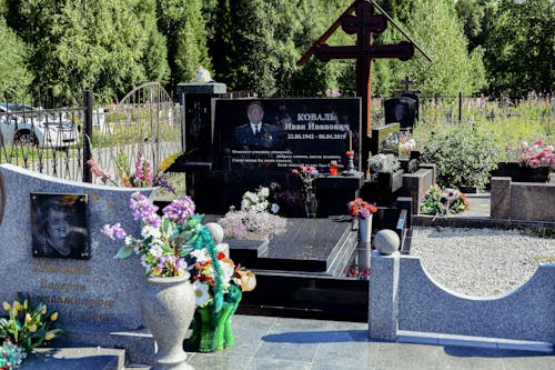 Free 
A Grave in a Cemetery Stock Photo