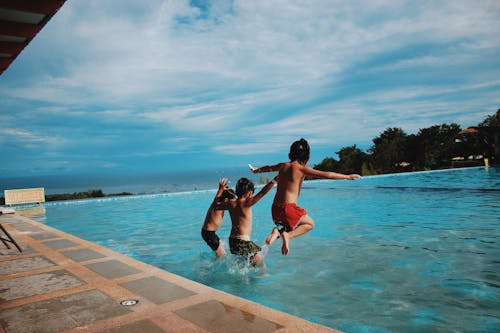 Drie Jongens Springen In Het Water