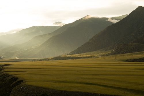 Free Tranquil morning view of misty mountains and lush valley in Altai, Russia. Stock Photo