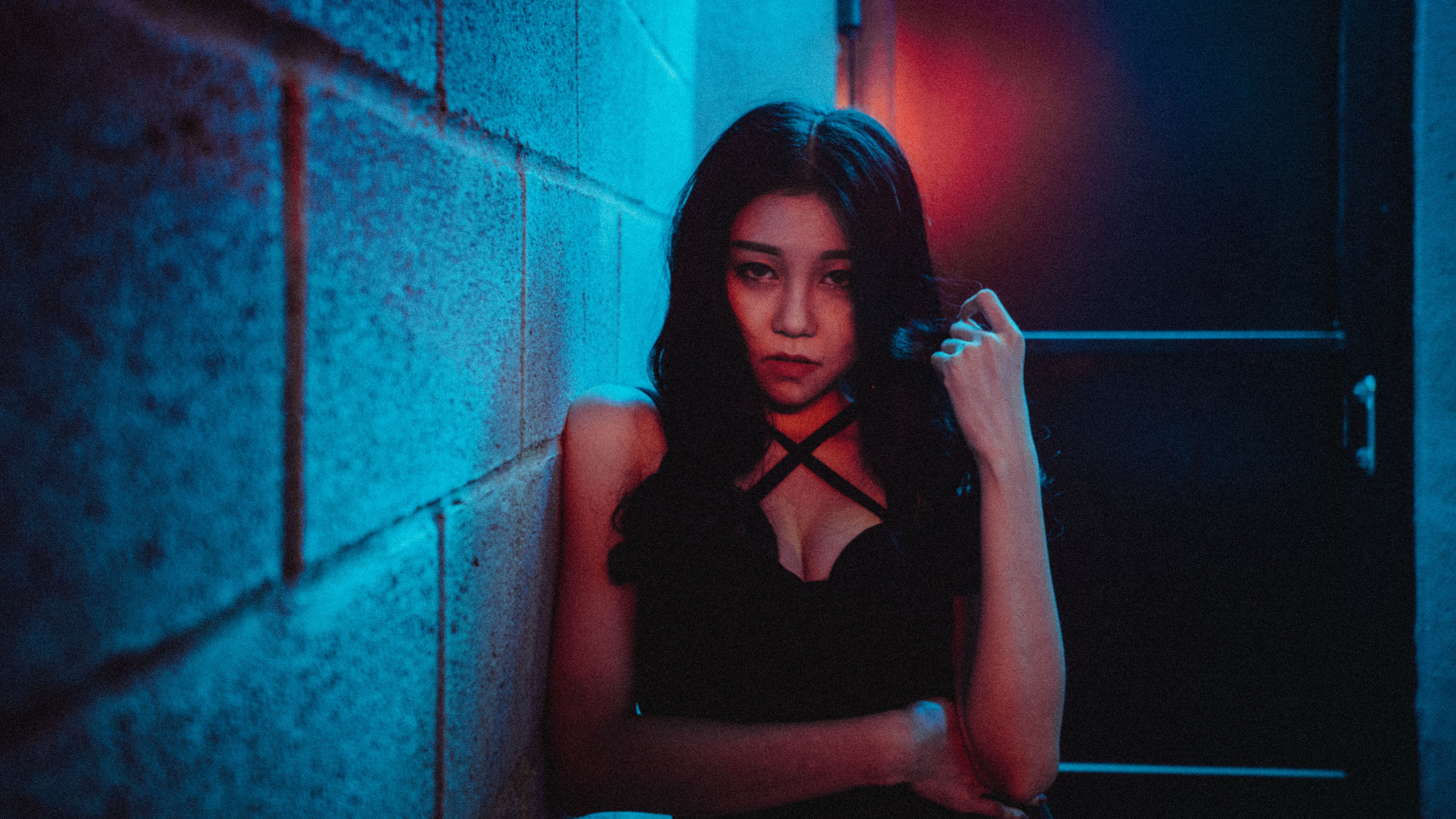 分手后烧光合照却 深夜偷窥前任 情感配图