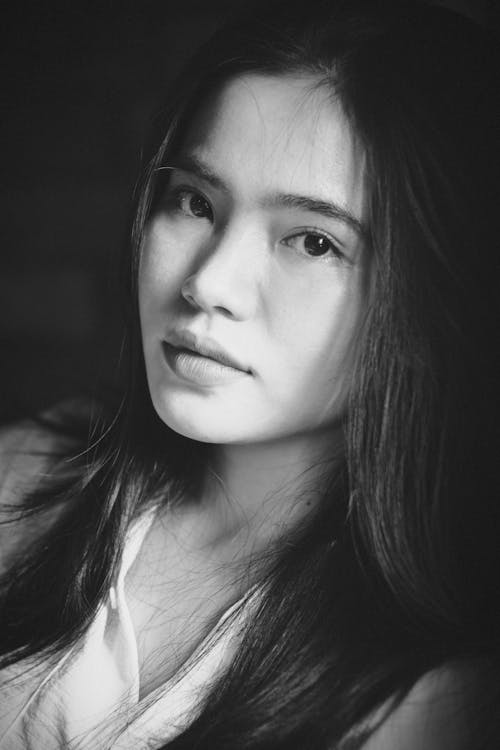 Free Portrait of a Woman in Grayscale Photography Stock Photo