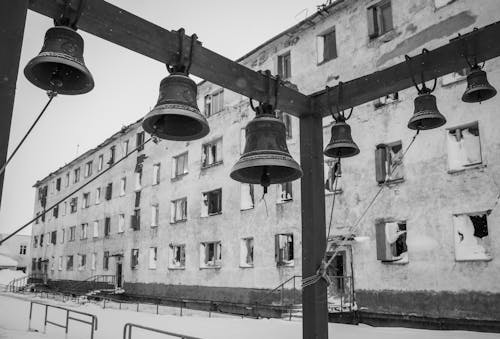 Foto profissional grátis de calça de cintura baixa, construção abandonada, escala de cinza