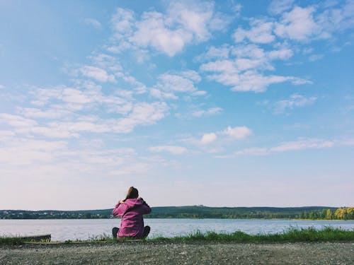 Gratis lagerfoto af blå himmel, flod, græs