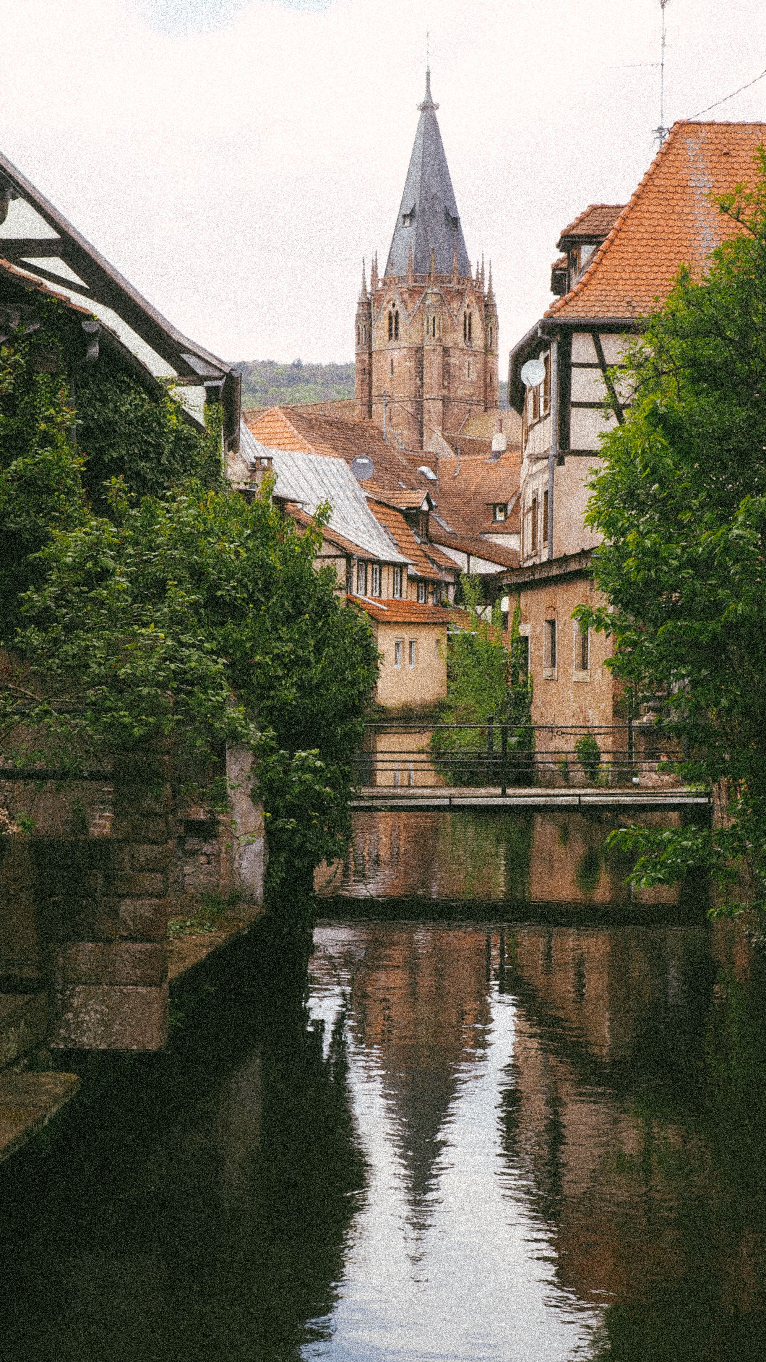 Gratis 

Una Vista Della Chiesa Dell'abbazia Dei Santi Pietro E Paolo A Wissembourg Foto a disposizione