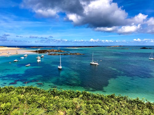 Hochwinkelfotografie Des Strandes Mit Segelbooten Unter Blauem Himmel Und Grauen Wolken