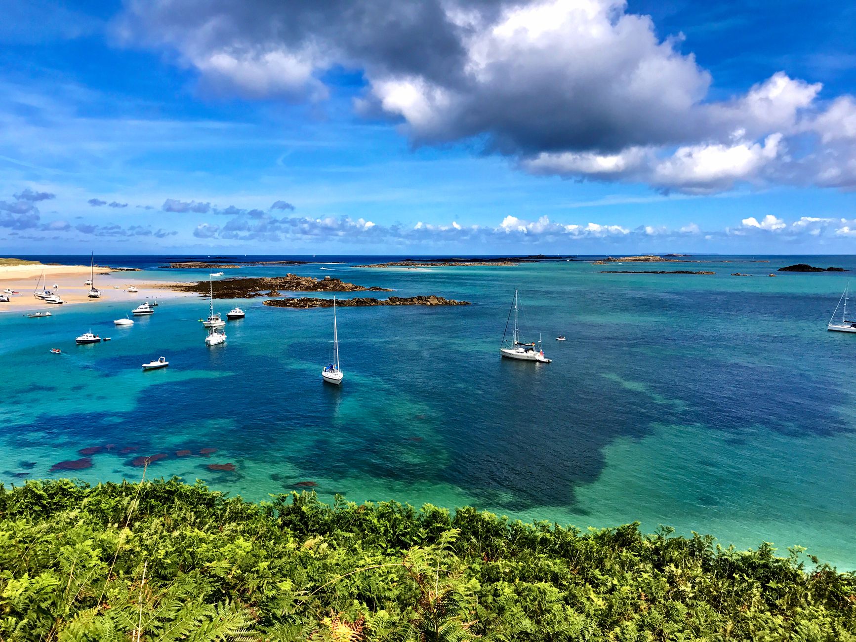Guernsey adasının sahilinden bir görünüm