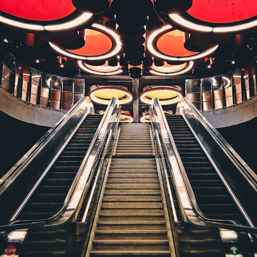 бесплатная Серая металлическая лестница эскалатора Стоковое фото