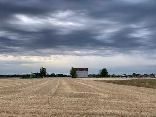 Fotobanka s bezplatnými fotkami na tému dom, orná pôda, skľúčená obloha