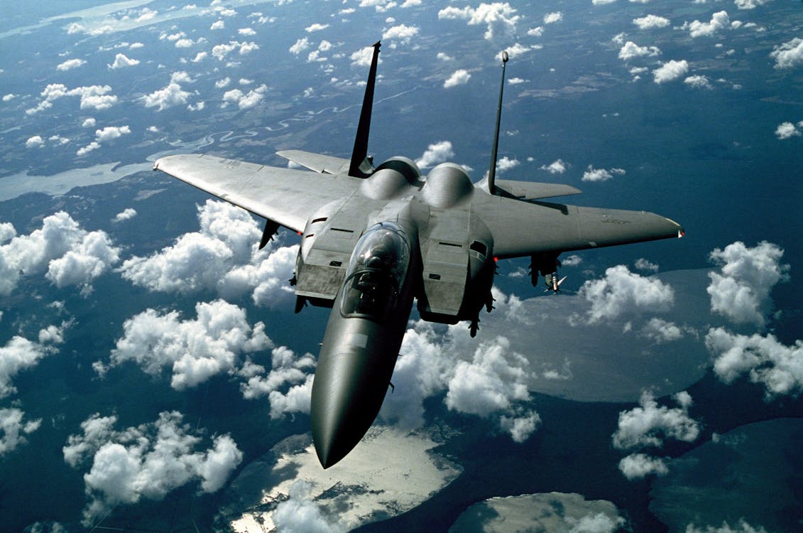 無料 白い雲の中の灰色の戦闘機 写真素材