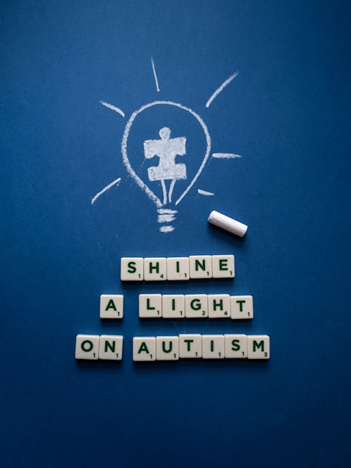 Gratis arkivbilde med autisme bevissthet, blå overflate, brevfliser Arkivbilde
