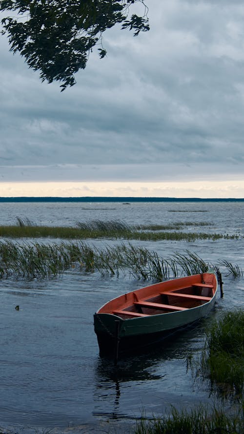 Foto d'estoc gratuïta de barca, cel gris, cos d'aigua