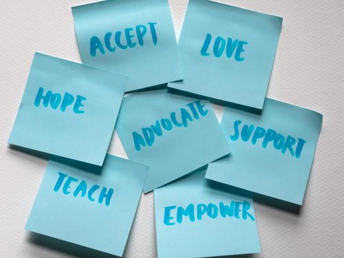 Free Close-up of blue sticky notes featuring positive words like hope and love. Stock Photo
