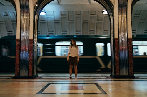bezplatná Základová fotografie zdarma na téma kachličková podlaha, nástupiště, pohybující se vlak Základová fotografie