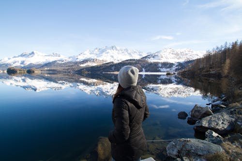 Femme Portant Une Veste à Capuche Noire Regardant La Montagne