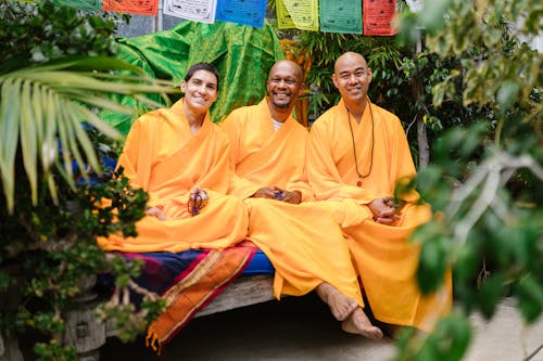 Drei Personen In Gelber Traditioneller Kleidung