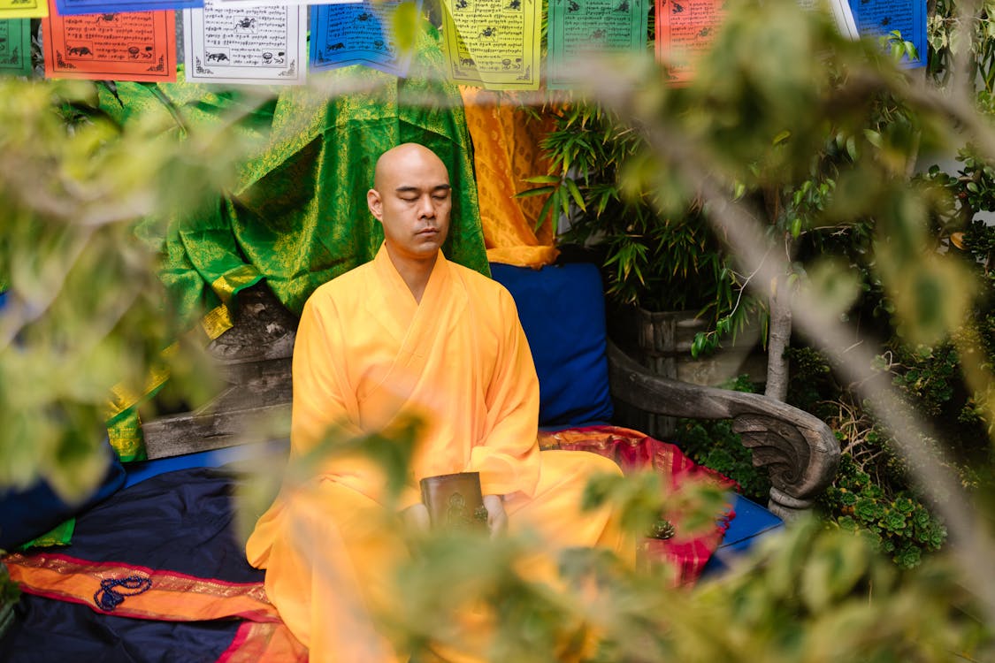 Kostenloses Stock Foto zu asiatischer mann, augen geschlossen, buddhismus