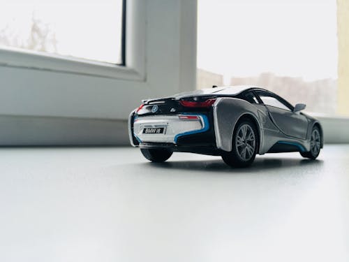 Foto profissional grátis de automóvel, brinquedo em miniatura, céu branco