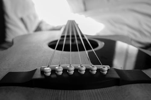免費 木製原聲吉他微距攝影的灰度照片 圖庫相片
