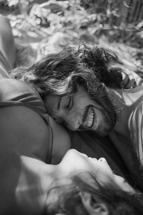 Free A romantic couple sharing a moment of affection outdoors in black and white. Stock Photo