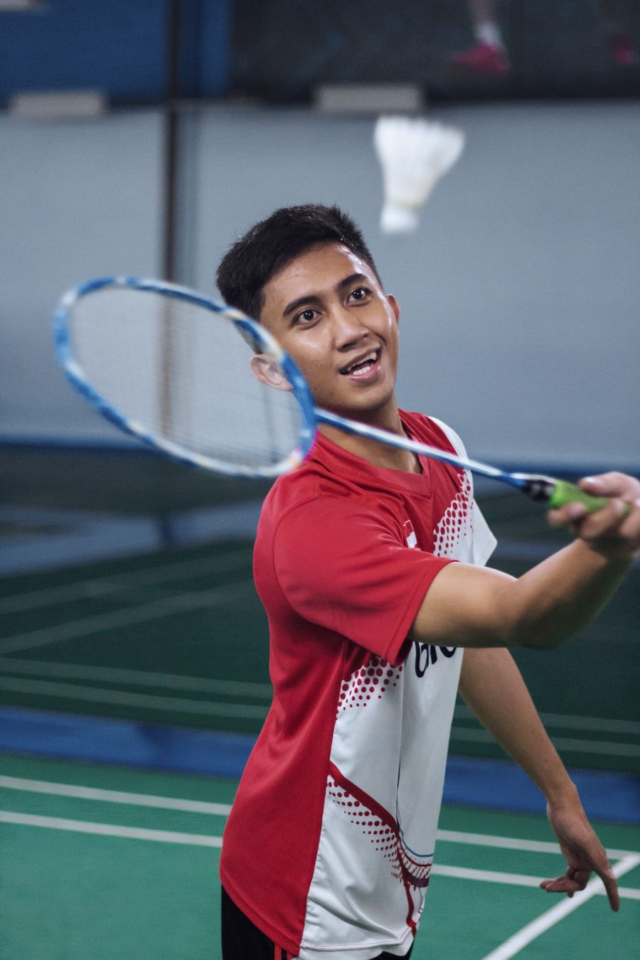 Joueur de badminton sur un terrain intérieur