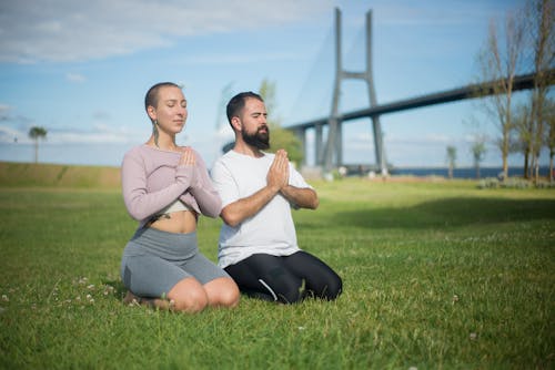 Kostnadsfri bild av fitness, gräsfält, hälsosam livsstil