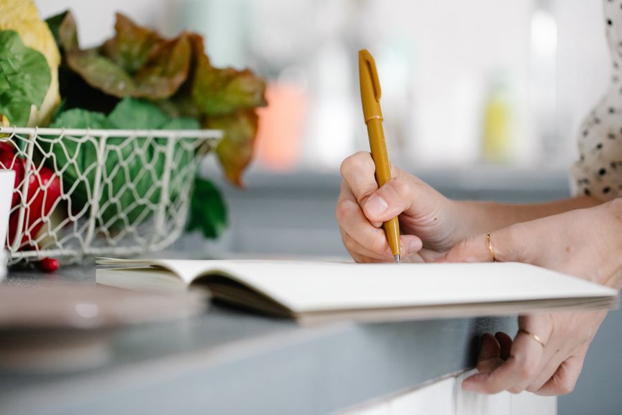 Caderno de planejamento ao lado de alimentos frescos