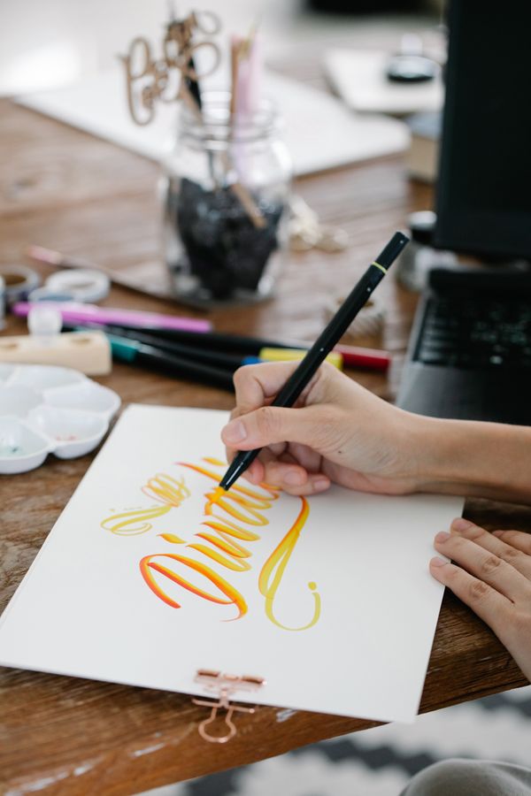 Modern brush calligraphy class for beginners — learn brush pen grip, strokes and elegant letter connections