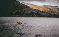 在风景优美的威尔士山脉湖泊上，单人皮划艇非常适合冒险者划船