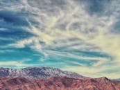 加利福尼亚州棕榈泉的崎岖山脉和充满活力的天空，景色令人惊叹