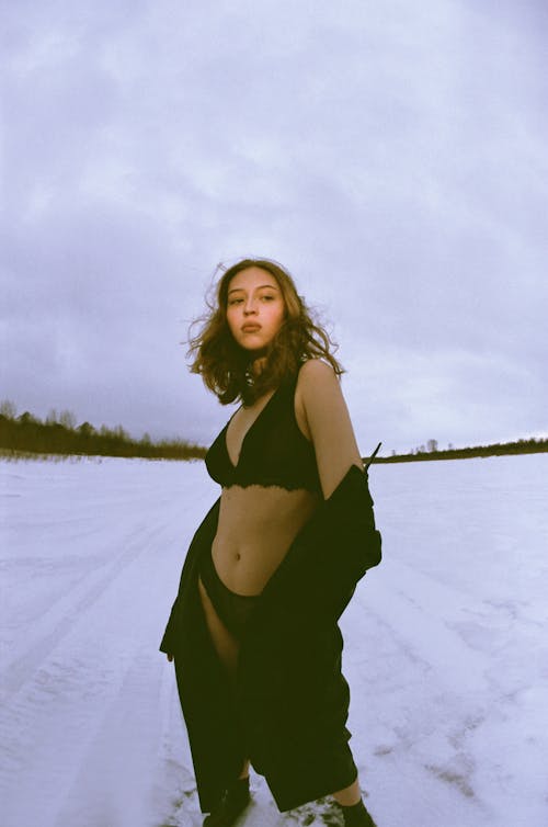 бесплатная Бесплатное стоковое фото с женщина, зима, модель позирует Стоковое фото