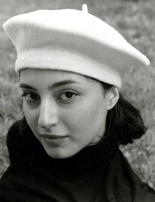 Darmowe zdjęcie z galerii z 35 mm, beret kapelusz, czarno-biały