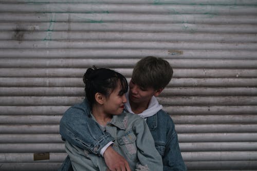 Kostnadsfri bild av asiatiskt par, förälskad, ha på sig
