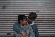 在城市背景下，一对年轻的亚洲夫妇坠入爱河的亲密时刻