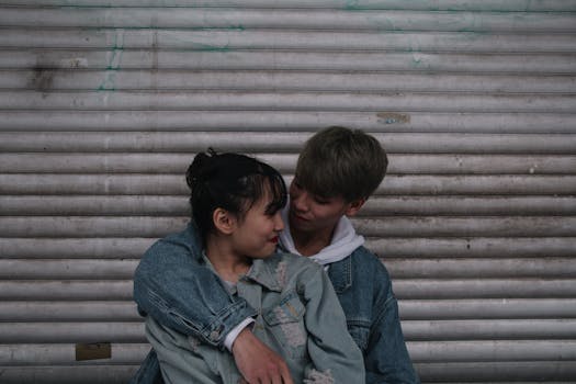 在城市背景下，一对年轻的亚洲夫妇坠入爱河的亲密时刻