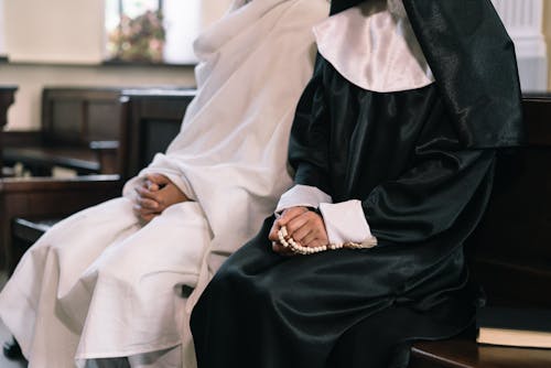 Immagine gratuita di abito religioso, indossare, mani