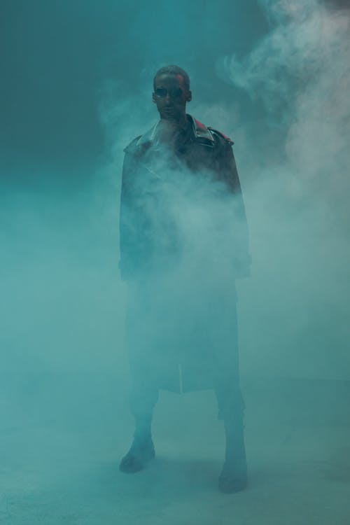 Безкоштовне стокове фото на тему «афроамериканський чоловік, вертикальні постріл, дим»