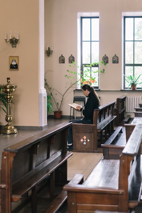 Seorang Pria Membaca Alkitab Di Dalam Gereja