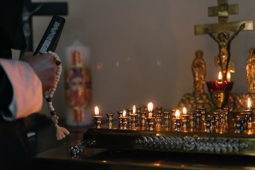 Chapelet et bougies — prières catholiques