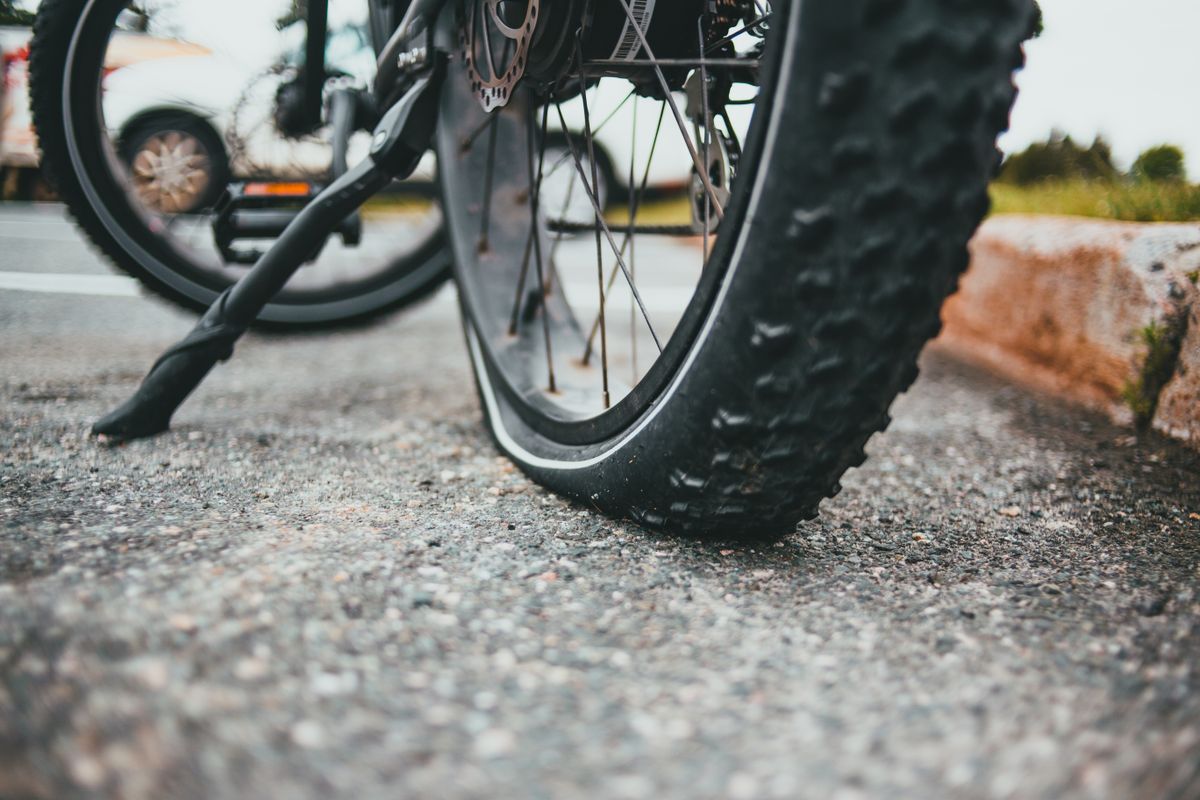 Pneus moto : usure, pression et homologation - 3. Identifier les facteurs qui accélèrent l’usure