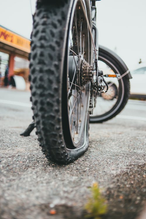 Fotobanka s bezplatnými fotkami na tému bicykel, byt, drôtený výplet kolesa