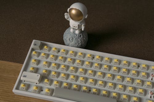 Darmowe zdjęcie z galerii z apple mac, astronauta, biała klawiatura