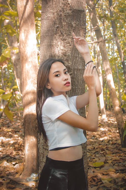 Kostenloses Stock Foto zu asiatische frau, bäume, crop top