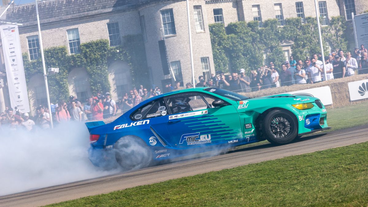 Masina de drift pe urcarea de la Goodwood, cu conacul in fundal