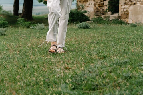 бесплатная Бесплатное стоковое фото с белые штаны, зеленая трава, кожа Стоковое фото