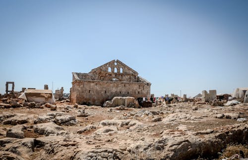 Foto profissional grátis de construção abandonada, deserto, pedras